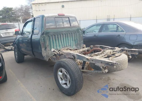 2000 Toyota Tacoma из США, поврежденный, VIN 4TAWM72N9YZ649928